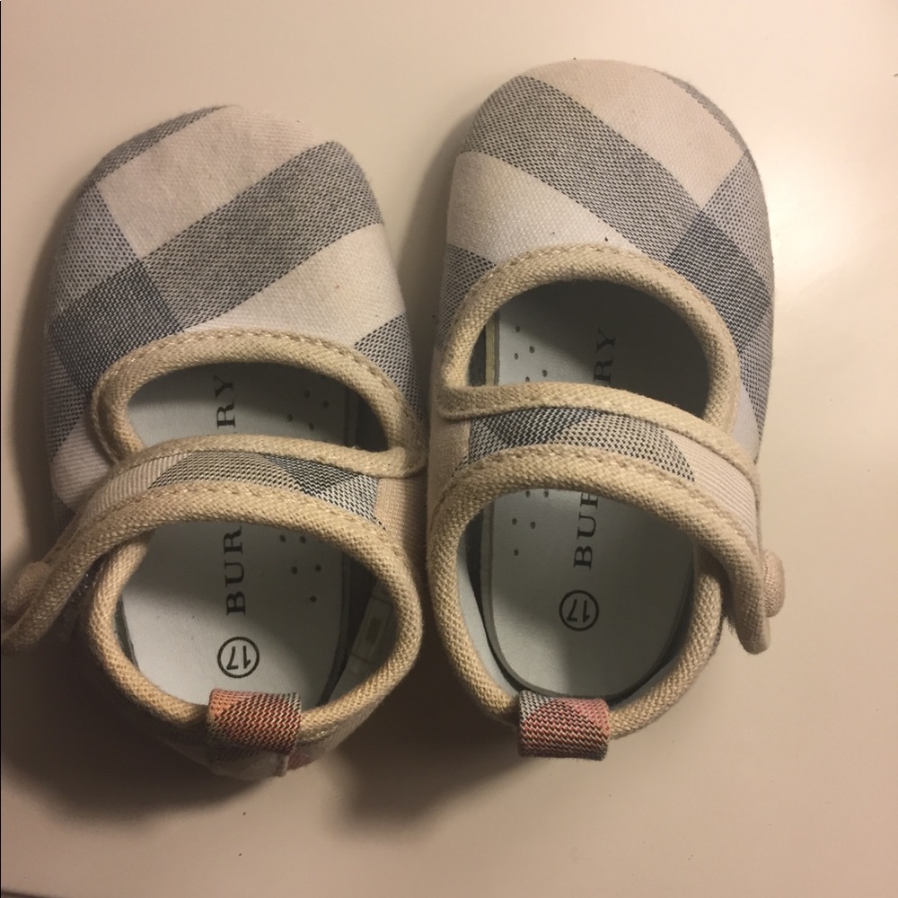 Burberry infant shoes Europe size 17
